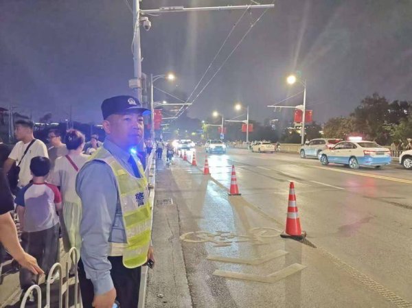 华星配资 黄鹤楼下，闪闪的警灯与皎洁的月光温暖辉映